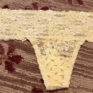 NEW MED VS PINK THONGS